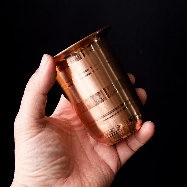 インドの広口 銅グラス【高さ：9cm×直径：8cm】 6 - 標準的な大きさのグラスです。