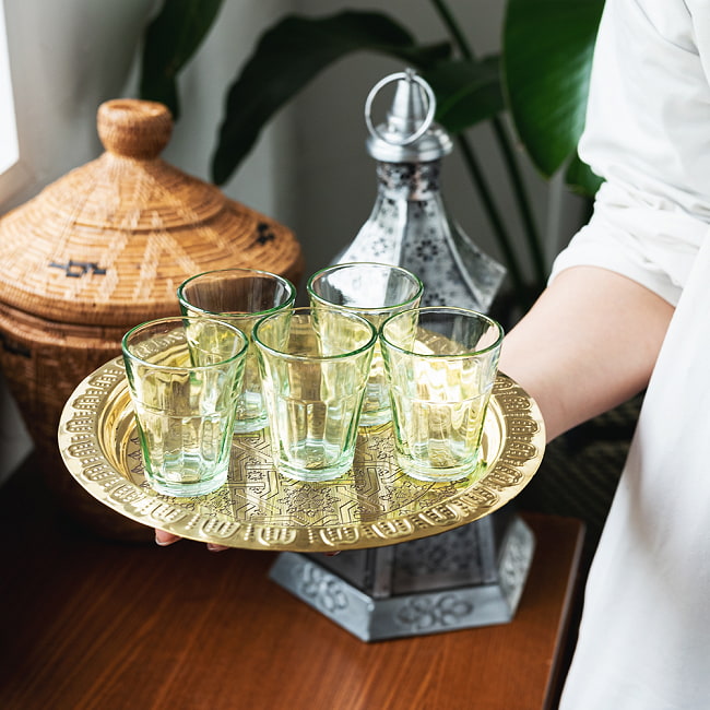 イスラム伝統のアラベスク模様が美しい　金色のブラス製ラウンドトレイ〔約22.2cm〕お盆　トレー 11 - 別売りのグラスを、試しに載せてみたところです。