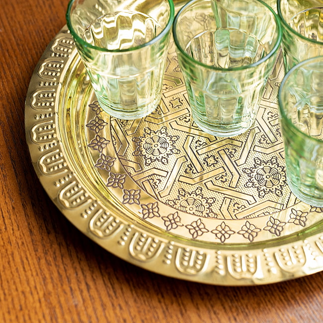 イスラム伝統のアラベスク模様が美しい　金色のブラス製ラウンドトレイ〔約22.2cm〕お盆　トレー 4 - 拡大写真です