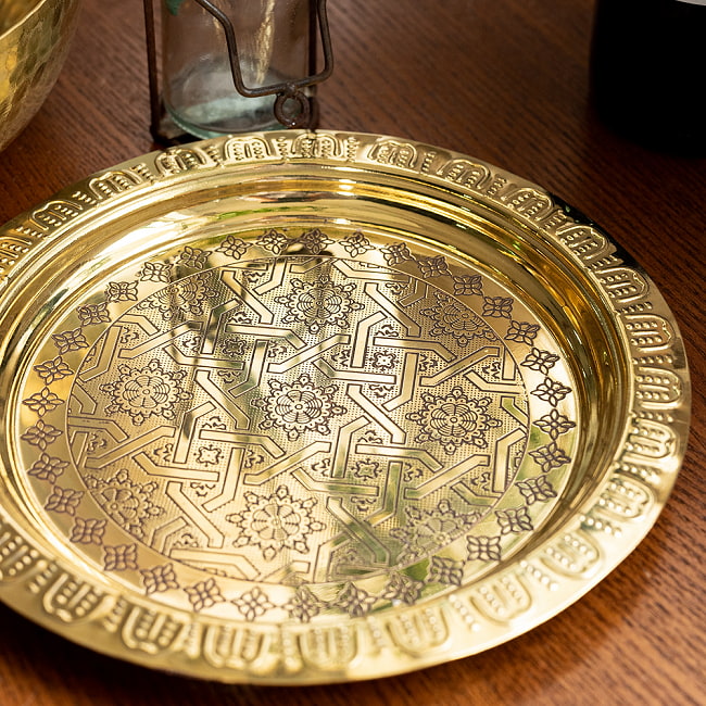 イスラム伝統のアラベスク模様が美しい　金色のブラス製ラウンドトレイ〔約22.2cm〕お盆　トレー 6 - とても良い雰囲気ですね