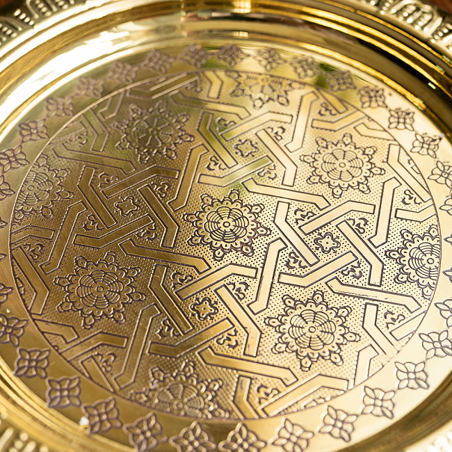 イスラム伝統のアラベスク模様が美しい　金色のブラス製ラウンドトレイ〔約22.2cm〕お盆　トレー 7 - 幾何学模様が特徴的です