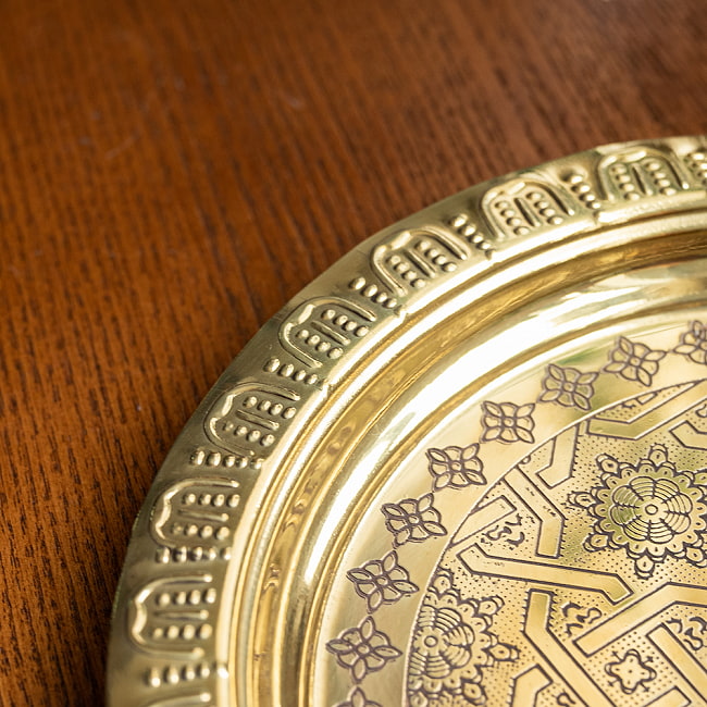 イスラム伝統のアラベスク模様が美しい　金色のブラス製ラウンドトレイ〔約22.2cm〕お盆　トレー 8 - 縁の部分は、エンボス加工になっていて、滑り止めも兼ねています。