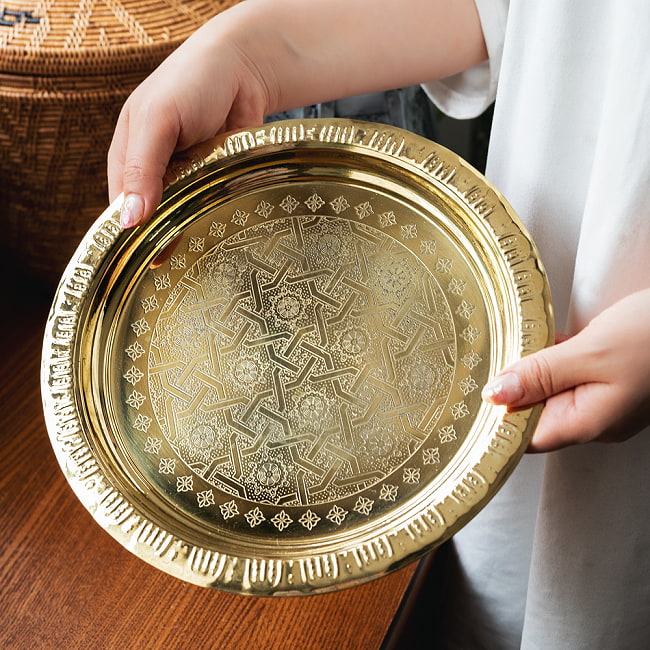 イスラム伝統のアラベスク模様が美しい　金色のブラス製ラウンドトレイ〔約25cm〕お盆　トレー 2 - このくらいのサイズ感になります