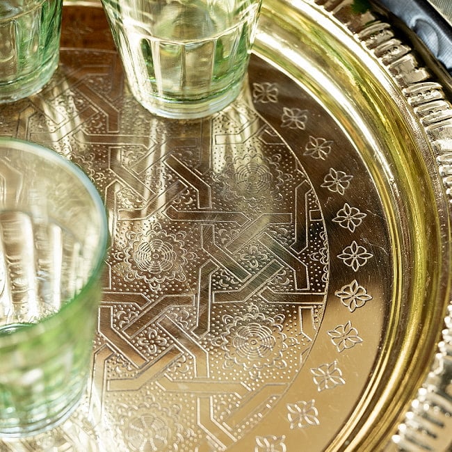 イスラム伝統のアラベスク模様が美しい　金色のブラス製ラウンドトレイ〔約25cm〕お盆　トレー 4 - 拡大写真です