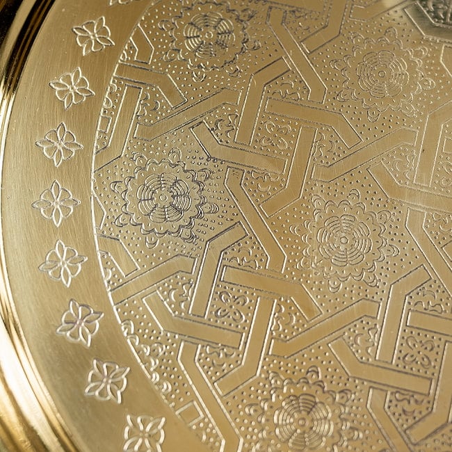 イスラム伝統のアラベスク模様が美しい　金色のブラス製ラウンドトレイ〔約25cm〕お盆　トレー 6 - 拡大写真です