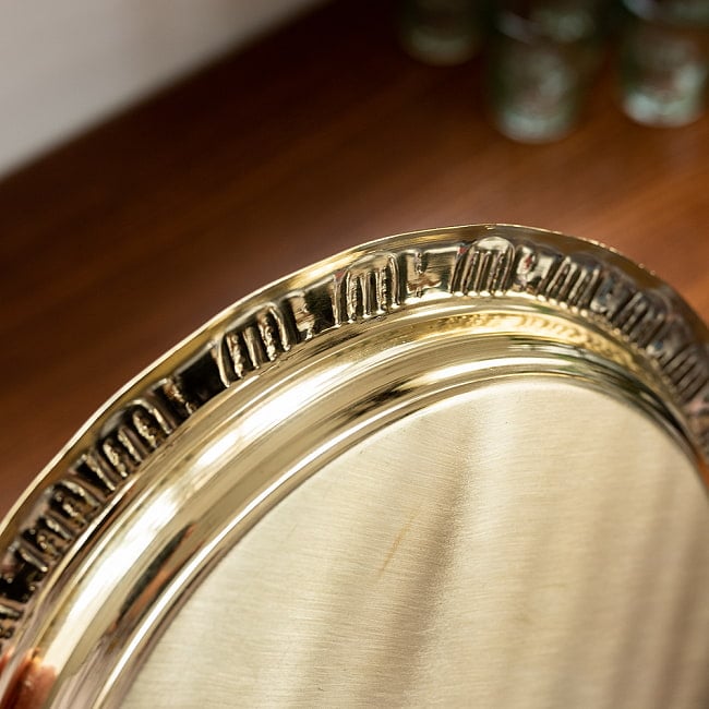 イスラム伝統のアラベスク模様が美しい　金色のブラス製ラウンドトレイ〔約25cm〕お盆　トレー 9 - 横からの写真です