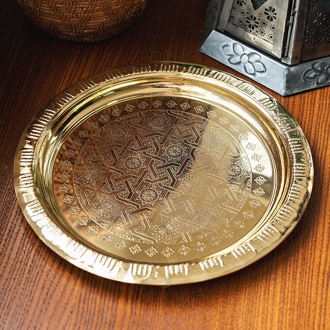 イスラム伝統のアラベスク模様が美しい　金色のブラス製ラウンドトレイ〔約25cm〕お盆　トレー 1