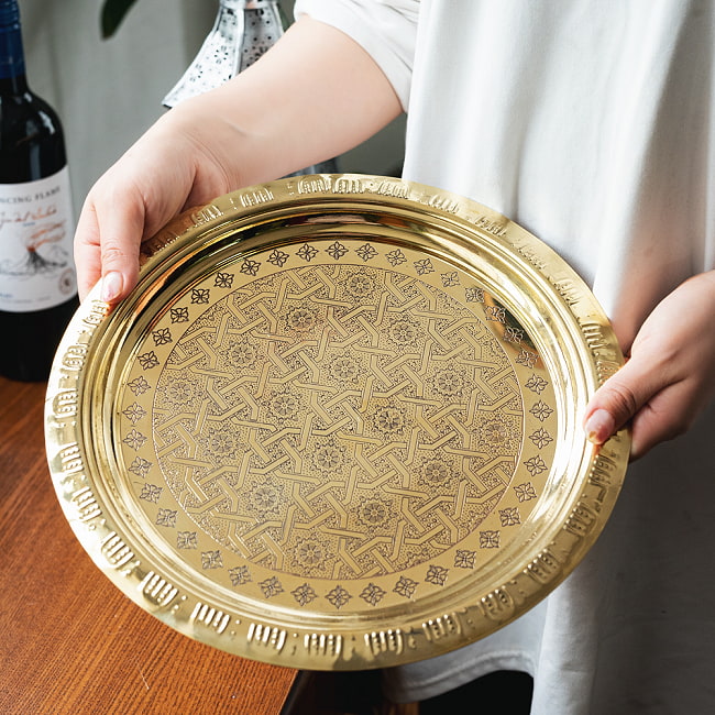 イスラム伝統のアラベスク模様が美しい　金色のブラス製ラウンドトレイ〔約29.5cm〕お盆　トレー 2 - このくらいのサイズ感になります