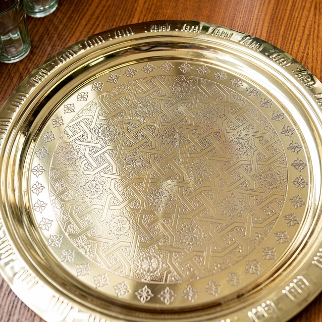 イスラム伝統のアラベスク模様が美しい　金色のブラス製ラウンドトレイ〔約29.5cm〕お盆　トレー 3 - とても良い雰囲気ですね