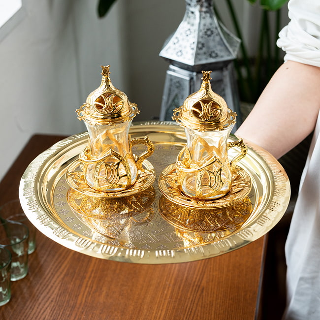 イスラム伝統のアラベスク模様が美しい　金色のブラス製ラウンドトレイ〔約29.5cm〕お盆　トレー 9 - 配膳などへご使用いただけます。