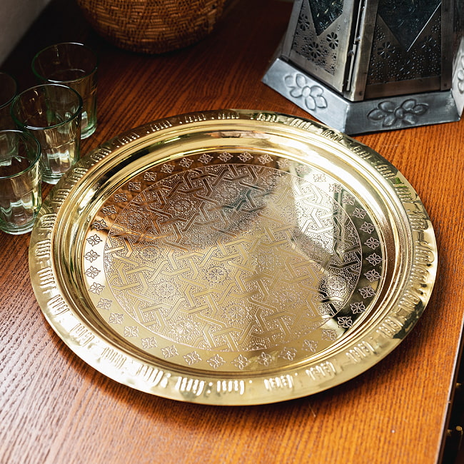 イスラム伝統のアラベスク模様が美しい　金色のブラス製ラウンドトレイ〔約29.5cm〕お盆　トレーの写真1枚目です。美しいイスラムの幾何学模様。ブラス製のトレイです。ゴールド,金色,プレート,トレー,お盆,トレイ,イスラム美術,幾何学模様,イスラム芸術,カフェ,アンティーク風