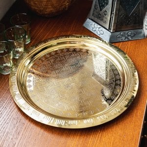 イスラム伝統のアラベスク模様が美しい 金色のブラス製ラウンドトレイ〔約29.5cm〕お盆 トレー(ID-TBLWR-1207)