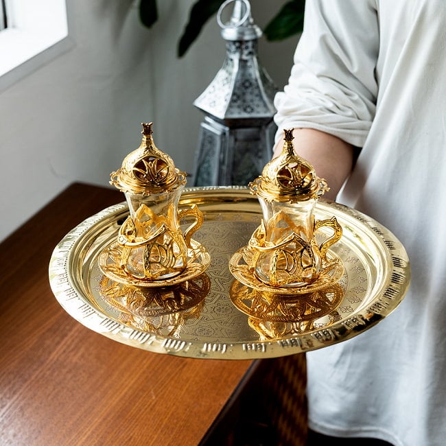 イスラム伝統のアラベスク模様が美しい　ブラス製ラウンドトレイ〔約32cm〕お盆　トレー 7 - 配膳などへご使用いただけます。