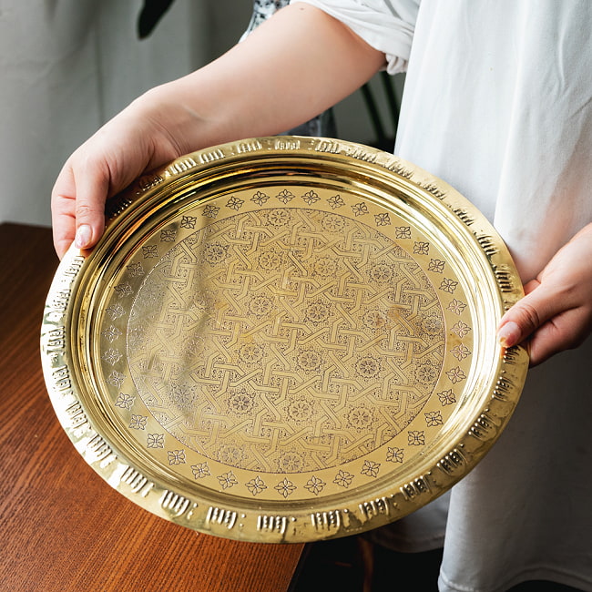 イスラム伝統のアラベスク模様が美しい　ブラス製ラウンドトレイ〔約32cm〕お盆　トレーの写真