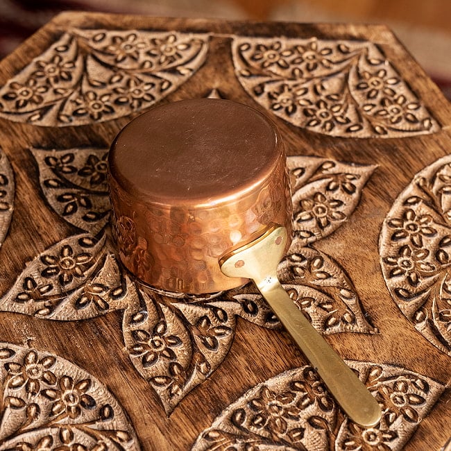 銅装飾のロイヤル　ミニソースパン〔約6.8cm〕　アンティークの趣ある　おしゃれな片手鍋 6 - 裏面も良い雰囲気。取っ手もかわいいですね。