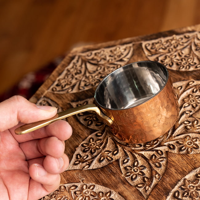 銅装飾のロイヤル ミニソースパン〔約6.8cm〕 アンティークの趣ある おしゃれな片手鍋 8 - このくらいのかわいいサイズ感になります