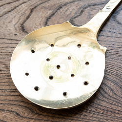 装飾が美しい　インドのブラスサーブスプーン　穴あり　約36.5cm - サブ4