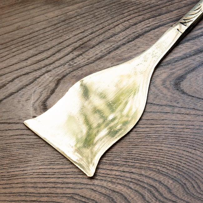 装飾が美しい　インドのブラススパチュラ　約34cm 4 - 先端を拡大してみました。