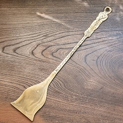 インドとアジアの食器・うつわのセール品:[日替わりセール品]装飾が美しい　インドのブラススパチュラ　約34cm