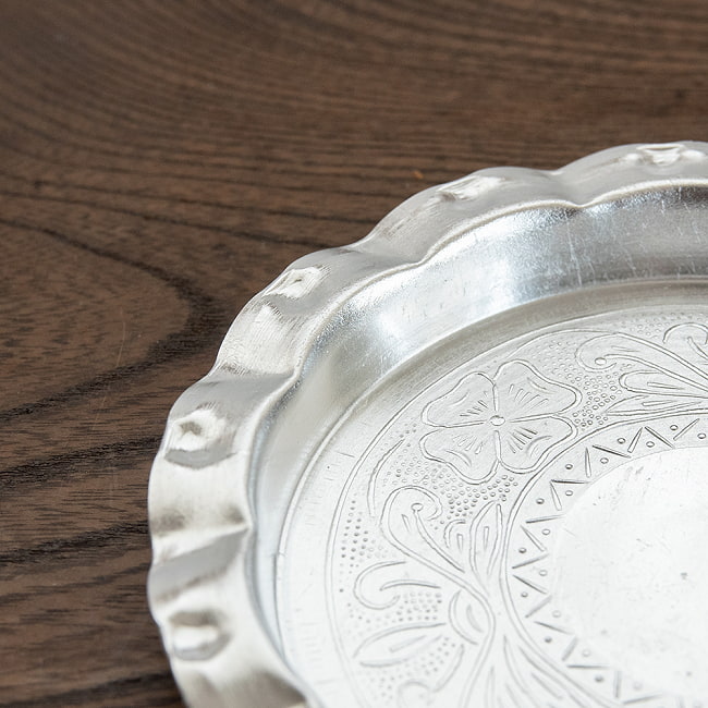 インド伝統唐草エンボスのアルミ皿【直径：13cm】 3 - 縁の様子です。