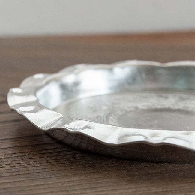 インド伝統唐草エンボスのアルミ皿【直径：13cm】 4 - ちょうどよい深さ。