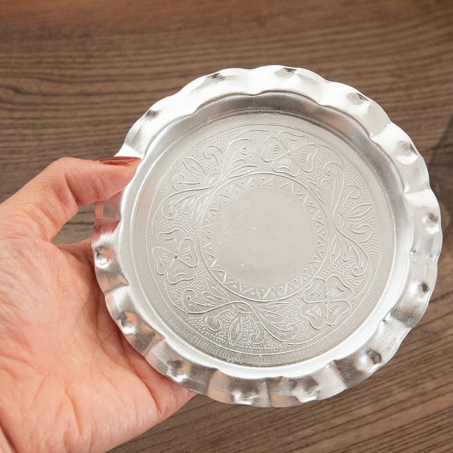 インド伝統唐草エンボスのアルミ皿【直径：13cm】 6 - 手に持ってみました。