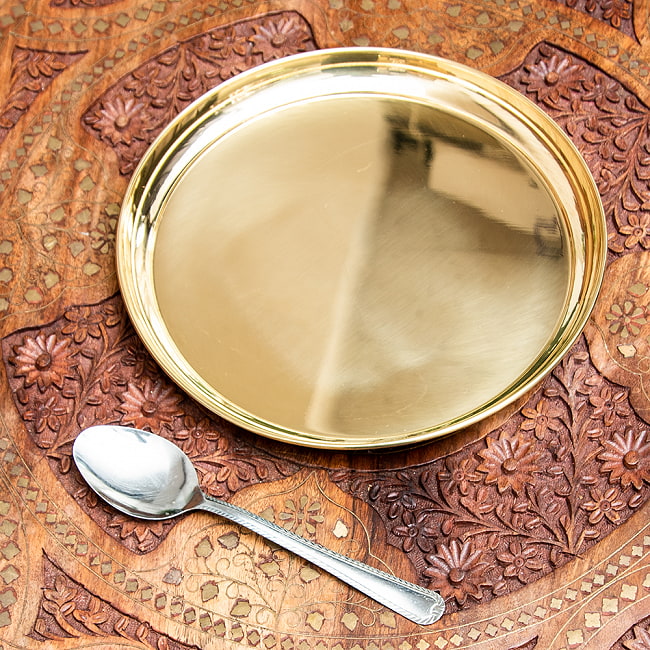 【祭壇用】金色のターリー - 直径：約23cmの写真1枚目です。神々の住まう国、インドからやって来た礼拝用の皿です。カトリ,プレート,礼拝,祭壇,小皿