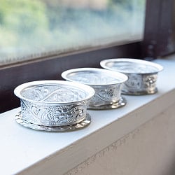 【3個セット】インド伝統唐草エンボスのアルミソーサーとコースターセット【直径：約6.5cm-8cm】 - サブ2