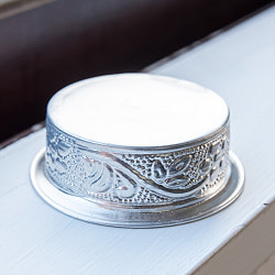 【3個セット】インド伝統唐草エンボスのアルミソーサーとコースターセット【直径：約6.5cm-8cm】 - サブ5