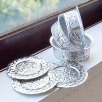 【3個セット】インド伝統唐草エンボスのアルミソーサーとコースターセット【直径:約6.5cm-8cm】