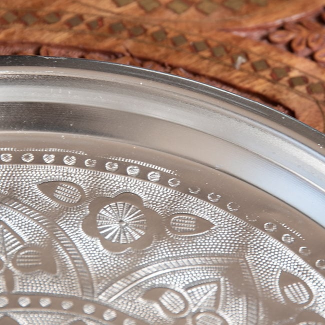 アンティーク調　インド伝統唐草エンボスのアルミターリー【直径：31cm】 4 - 模様がインドらしいですね