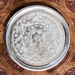 インド伝統唐草エンボスのアルミターリー【直径：31cm】の商品写真