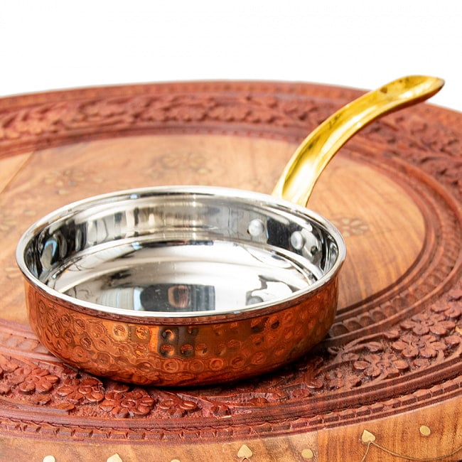 槌目仕上げ 銅装飾のロイヤルソースパン（約13cm×3cm）の写真1枚目です。外側に美しい銅装飾を用いた片手鍋です。
銅 食器,銅装飾,鍋,小鍋,片手鍋,ソースパン,テーブルウェア