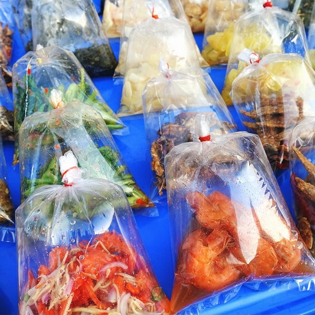 【スモールタイプ】 フードトランスポーター　タイ料理の惣菜を袋詰めする 大口じょうご・ロート 9 - このように、ビニール袋に食材を入れて販売している、タイの文化ならではの商品です。