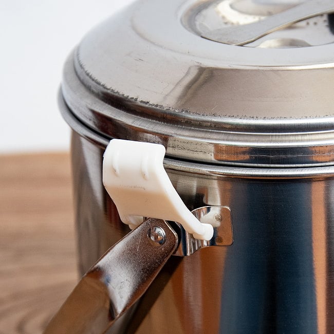 〔14cm 1.9L〕ブッシュクラフトの定番　ビリー缶・ビリーポット　リーズナブルなニワトリブランド 5 - プラスチックなので、直火で使用する際は外す必要があります。DIYで針金に変える人が多いです。