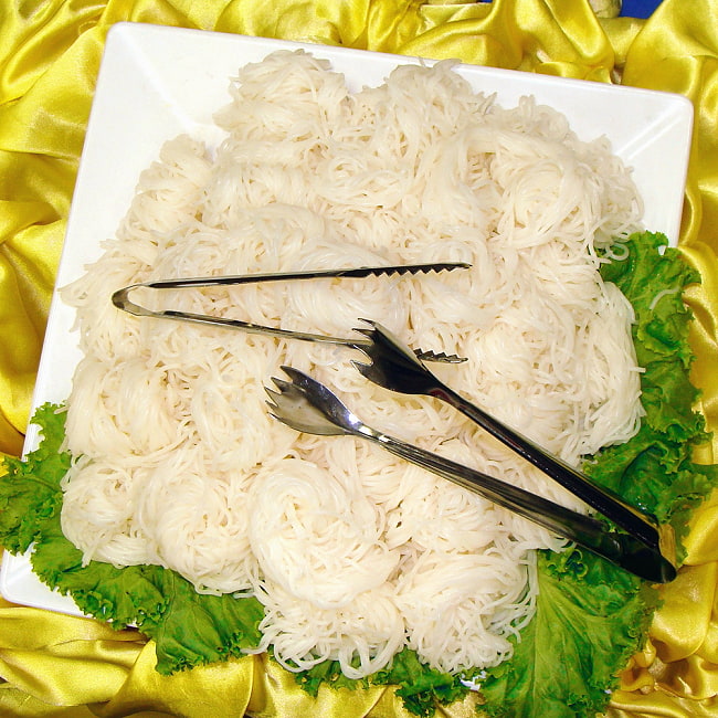 タイのトング アイスペールの氷や米麺 サラダなどの取り分けへ 約21cm 7 - 類似品の使用例です。米麺やサラダ、さまざまな用途へ。