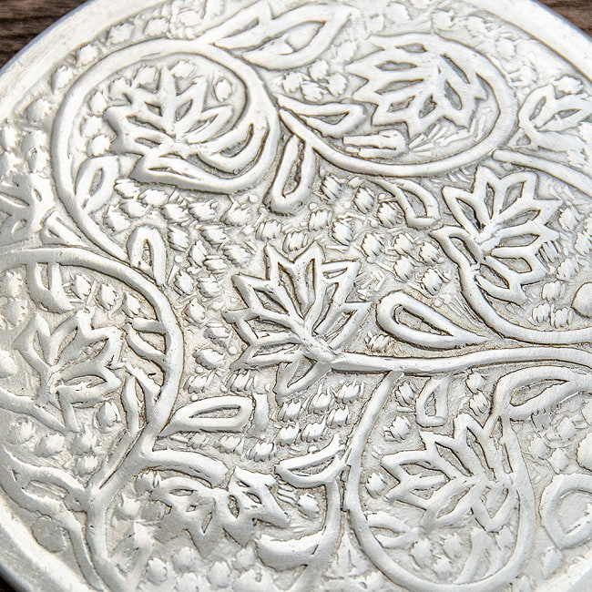 ムスリム職人の手仕事が息づく アルミコースター 唐草 3 - 細かな装飾が魅力的です。