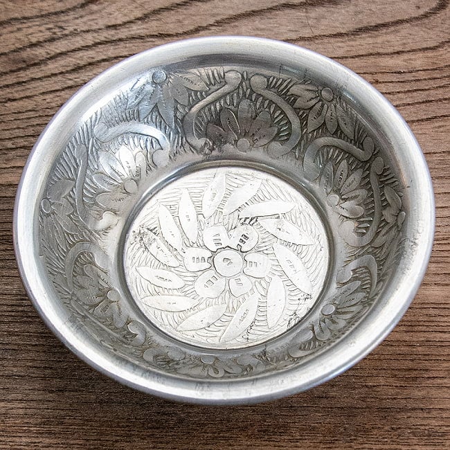 ムスリム職人の手仕事が息づく 薄彫り アルミボウル 薄小皿 直径：約12cmの写真1枚目です。金属の風合いが素敵なミニボウルです。ボウル,小皿,食器,カトラリー,テーブルウェア