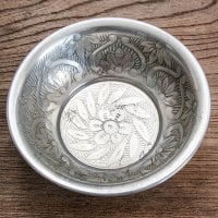 ムスリム職人の手仕事が息づく 薄彫り アルミボウル 薄小皿 直径:約12cm