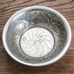 ムスリム職人の手仕事が息づく 薄彫り アルミボウル 薄小皿 直径:約12cm