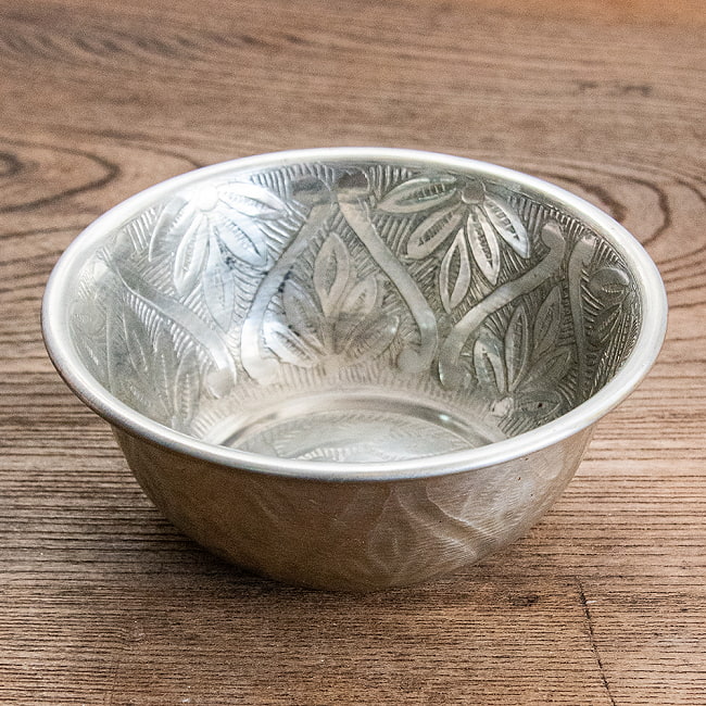 ムスリム職人の手仕事が息づく 薄彫り 深小皿 アルミボウル 直径：約12.2cm 2 - 細かな装飾が印象的です。