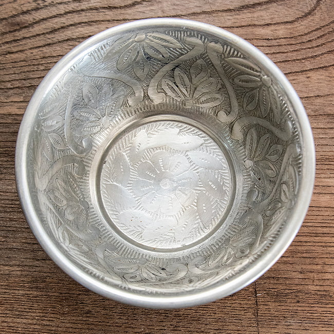 ムスリム職人の手仕事が息づく 薄彫り 深小皿 アルミボウル 直径：約12.2cmの写真1枚目です。金属の風合いが素敵なミニボウルです。ボウル,小皿,食器,カトラリー,テーブルウェア