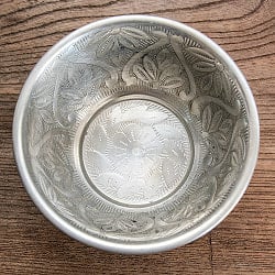 ムスリム職人の手仕事が息づく 薄彫り 深小皿 アルミボウル 直径：約12.2cmの商品写真