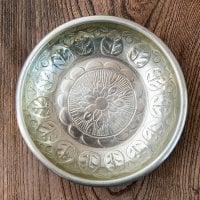 ムスリム職人の手仕事が息づく 薄彫り 深中皿 アルミボウル 直径:約15.5cm