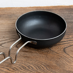 ずっしり大きめのタルカパン - 外径15cm程度 インド料理でスパイスをテンパリングする調理器具【持ちてカバーあり】 - サブ5