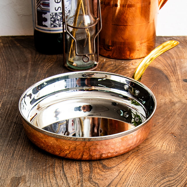 槌目仕上げ 銅装飾のロイヤルソースパン 直径19cm 高さ4.5cmの写真1枚目です。外側に美しい銅装飾を用いた片手鍋です。
銅 食器,銅装飾,鍋,小鍋,片手鍋,ソースパン,テーブルウェア
