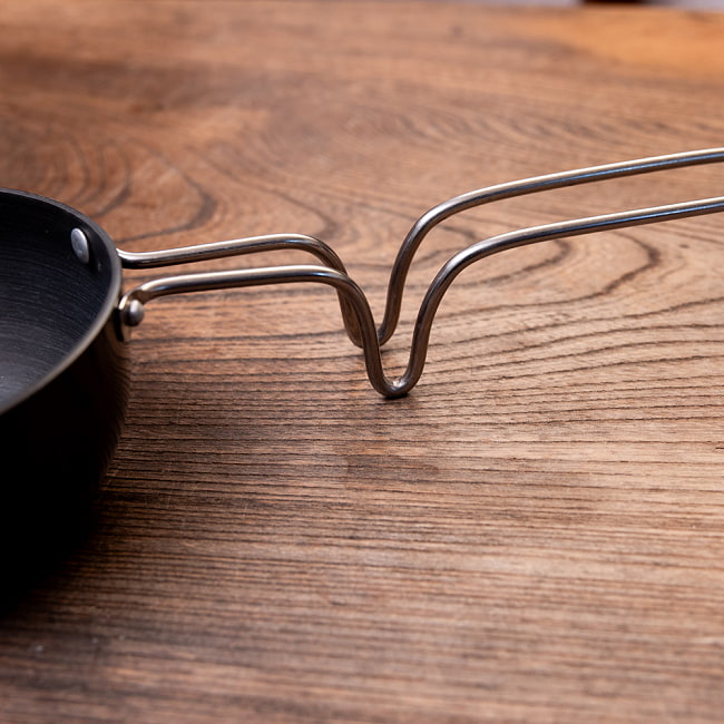 タルカパン - 黒 ノンスティック【直径約11.5cm】インド料理でスパイスをテンパリングする調理器具 4 - 柄の部分です