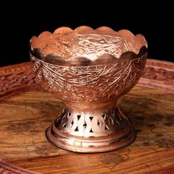 カシミールの重厚な精細彫金 脚付カトリ 高さ：9cm程度(ID-TBLWR-1382)