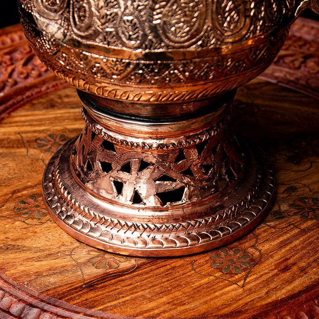 カシミールの重厚な精細彫金 カシミリ サモワール 「カワ」を沸かして楽しむ道具 高さ：30.5cm程度 4 - 土台部分の様子です。