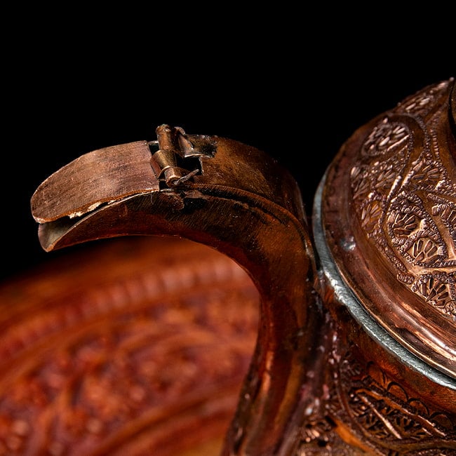 カシミールの重厚な精細彫金 カシミリ サモワール 「カワ」を沸かして楽しむ道具 高さ：30.5cm程度 6 - 注ぎ口の部分です。